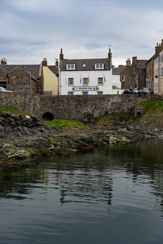 Hafenbecken und Hafen-Pub in Portsoy
