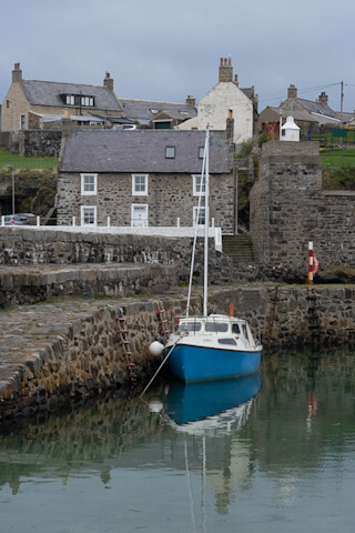 Segelboot im Hafenbecken in Portsoy