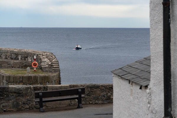 Ein Fischerboot läuft ein (Portsoy)