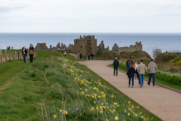 Besucher auf dem Weg zum Dunnottar Castle