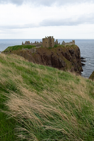 Cooler Ausblick zu Dunnottar Castle