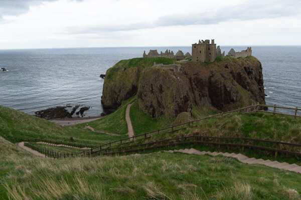 Fussweg und Treppen zum Dunnottar Castle