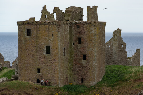 Besucher in den Ruinen des Dunnottar Castle