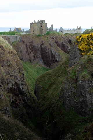 Tiefe Schlucht vor Dunnottar Castle