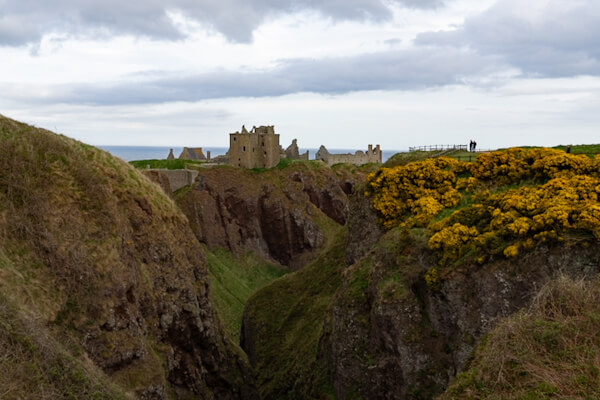 Aussichtspunkt auf Klippen vor Dunnottar Castle