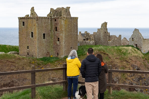 Besucher am Aussichtspunkt zum Dunnottar Castle