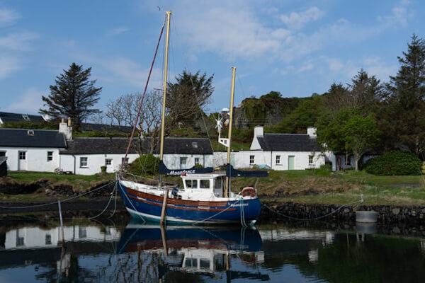 Segelboot im kleinen Hafen von Easdale Island (bei Ellenabeich)