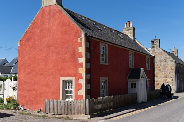 Eines von vielen bunten Häusern in Findhorn