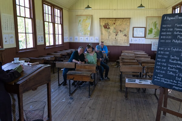 Besucher üben Schreibschrift im Schulhaus