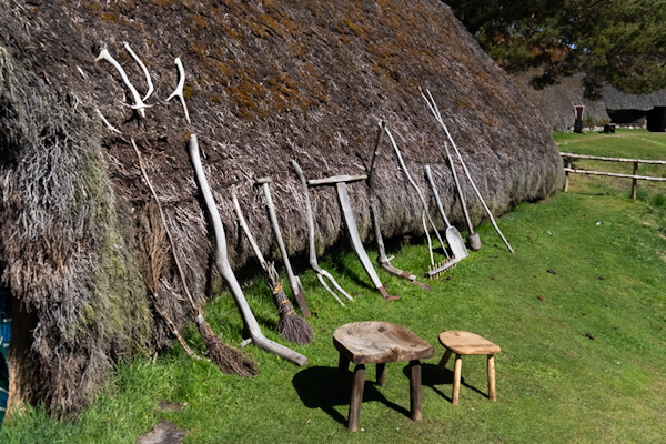 Alte Gerätschaften im Highland Folk Museum