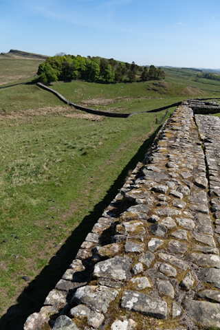 Der Hadrianswall zieht sich über die Hügel