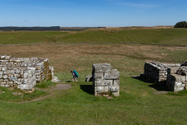 Wanderer am ehemaligen Nordtor des Housestead Römerforts