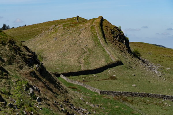 Wie die chinesische Mauer (nur kleiner) zieht sich der Hadrianswall über die Berge