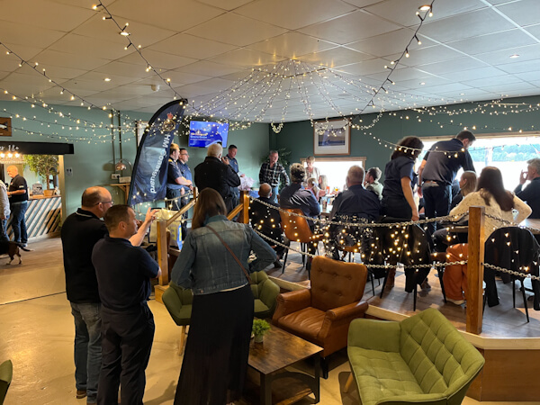 Ehrung der Seenot-Rettung im Hafen-Restaurant von Findhorn