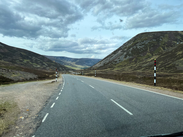 Schnee-Markierungen im Cairngorms National-Park
