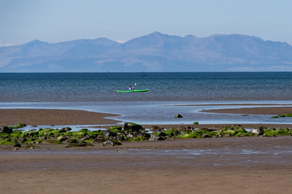 Kajak an der Südwestküste - Isle of Arran im Hintergrund