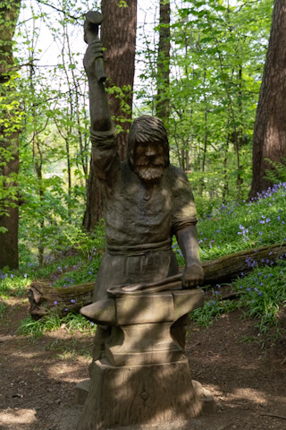Holz-Skulptur im Wald beim Wallace Monument