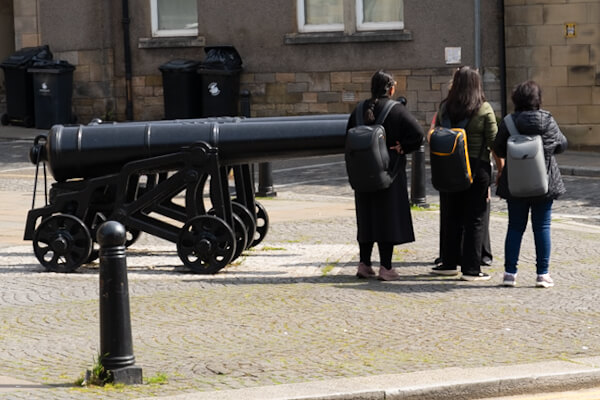 Kleine Tourgruppe an Kanonen in Stirling