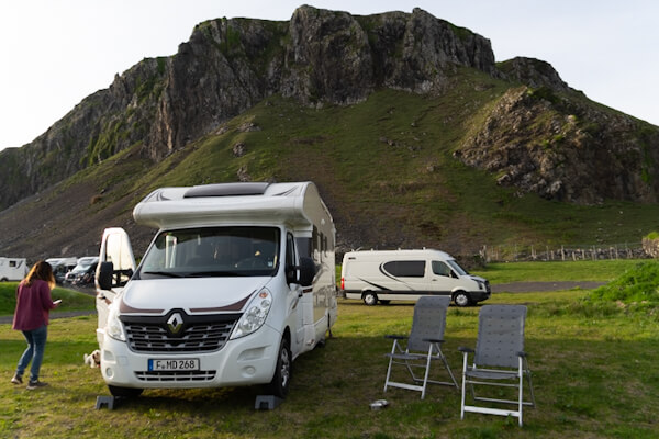 Camping vor dramatischer Kulisse