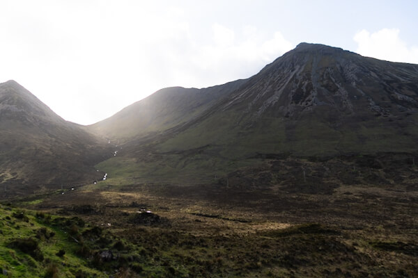 Dramatisches Licht in den Bergen von Skye