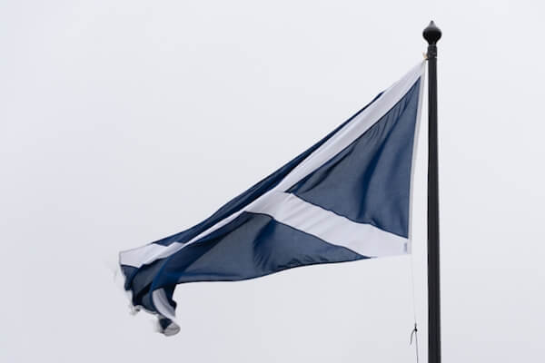 Die Schottische Flagge sieht man fast überall in Schottland