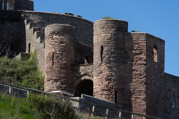 Am Eingangs-Tor vor Bamburgh Castle