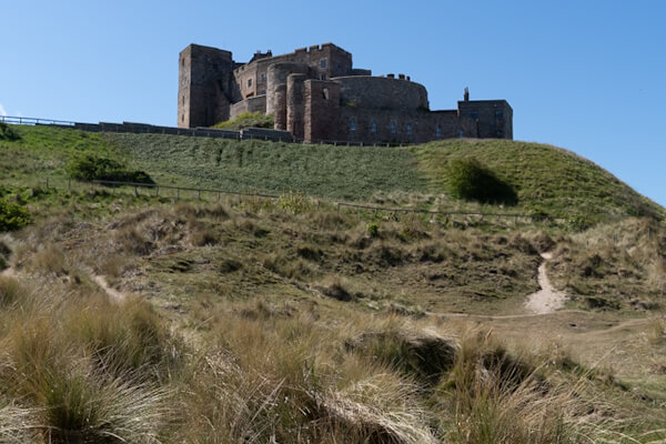 Bamburgh Castle erhebt sich über den Dünen