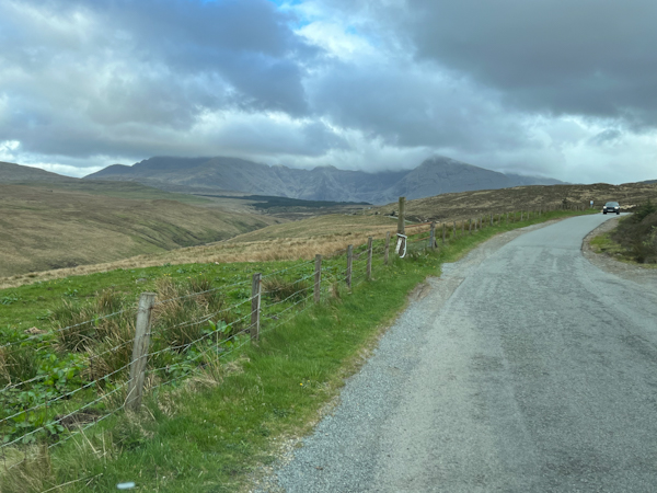 Einspurige (schlechte) Straße auf Skye