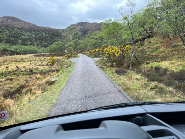 Schmale Straßen in den nordwestlichen Highlands…