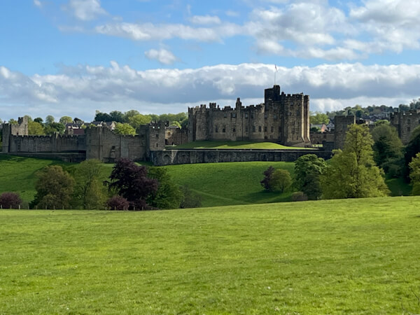 Alnwick Castle nahe Bamburgh Castle