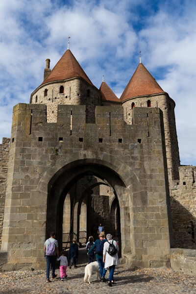 Eines der Stadttore ins mittelalterliche Carcassonne