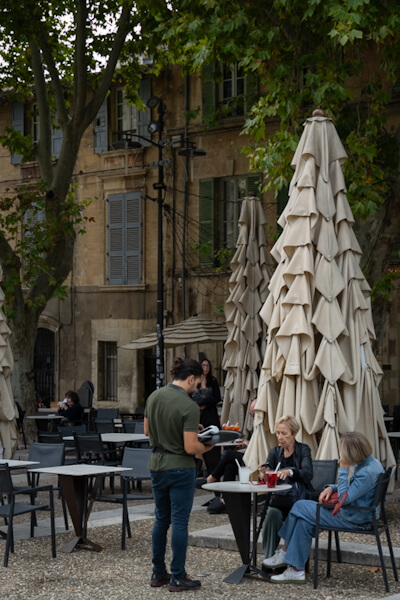 Eines von vielen Straßen-Cafés (Avignon)