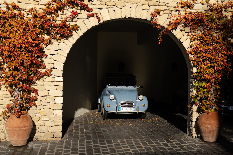 Hübscher Oldtimer in hübschem Dorf (Gordes)