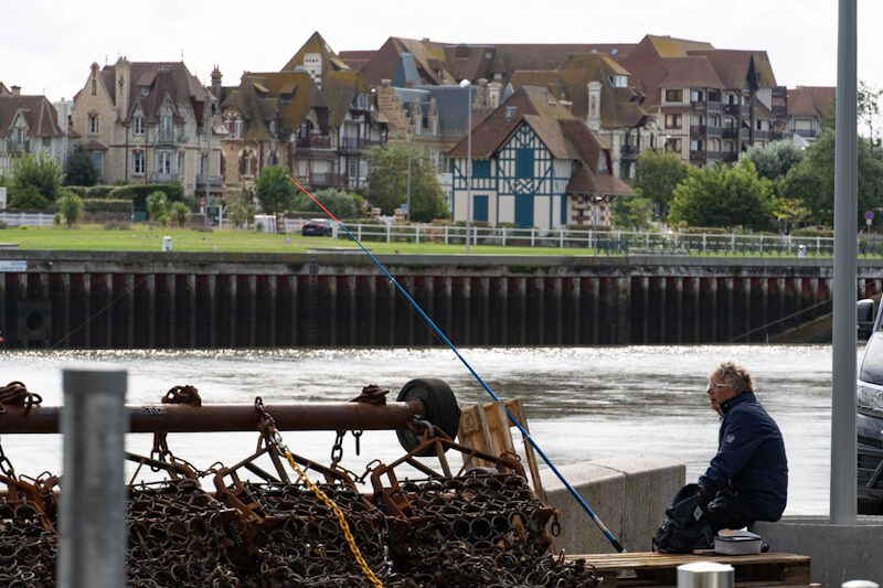 Angler am Pier von Trouville-sur-Mer (Normandie)