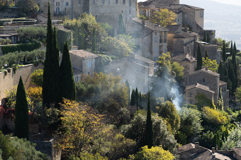 Das Dorf Gordes thront auf einem Berg