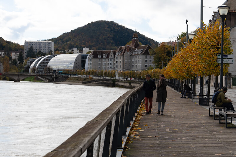 Promenade am Fluss Doubs (Besancon)