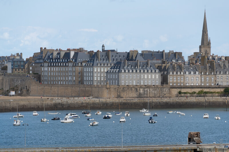 Eine geschlossene Mauer umgibt die Altstadt von Saint-Malo