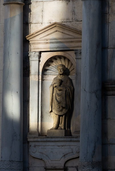 Eine von vielen klassischen Statuen in Besancon