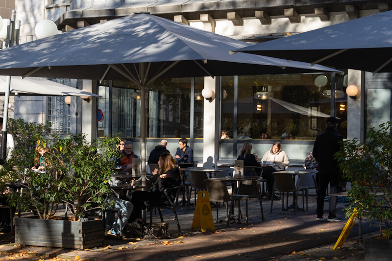 Eines von vielen Straßen-Cafés (Besancon)