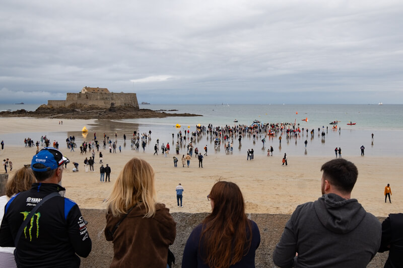 Schwimm-Veranstaltung am Strand von Saint-Malo