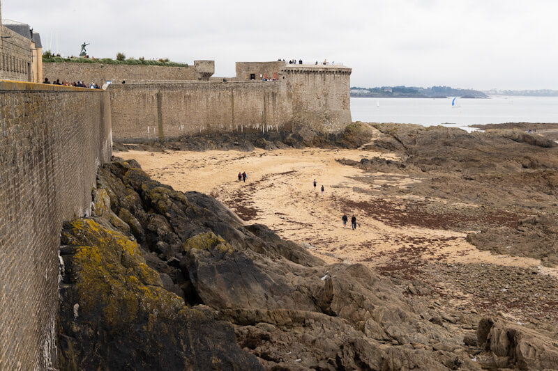 Strand und Klippen auf der Seeseite der Stadtmauer (Saint-Malo)