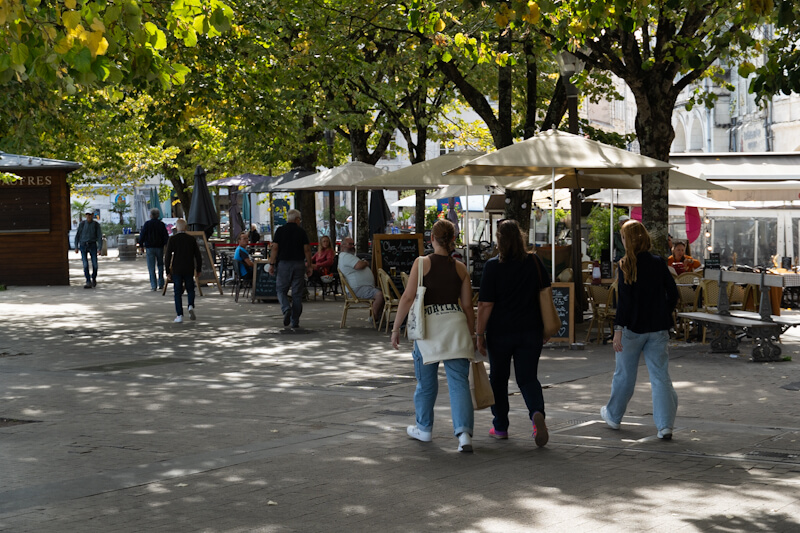 Allee mit Restaurants (La Rochelle)