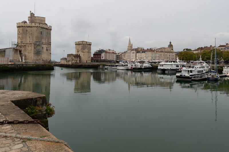 Zwei massive Türme bewachen die Einfahrt in den alten Hafen von La Rochelle