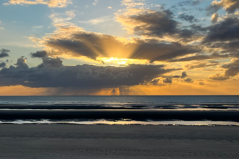 Sonnenuntergang am Strand von Fort-Mahon-Plage in der Normandie