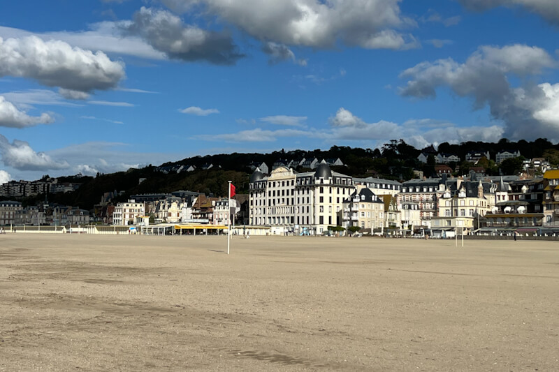 Am Strand von Trouville-sur-Mer (Normandie)
