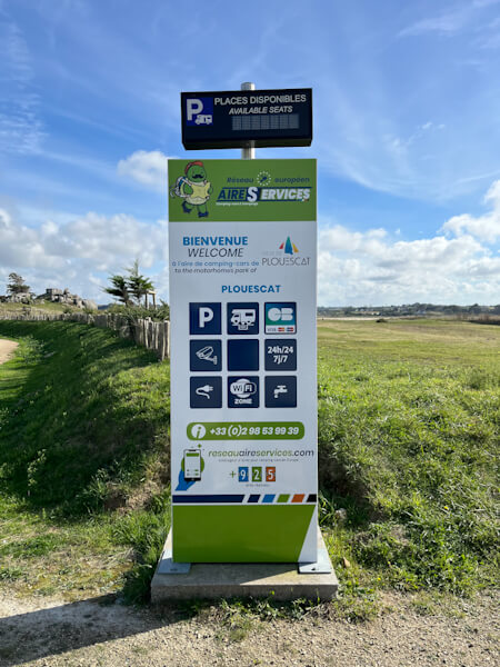 Es gibt viele automatisierte Stellplätze (Wohnmobil Camping in Frankreich)