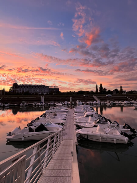 Womo-Stellplatz direkt am Yachthafen (Wohnmobil Camping in Frankreich)