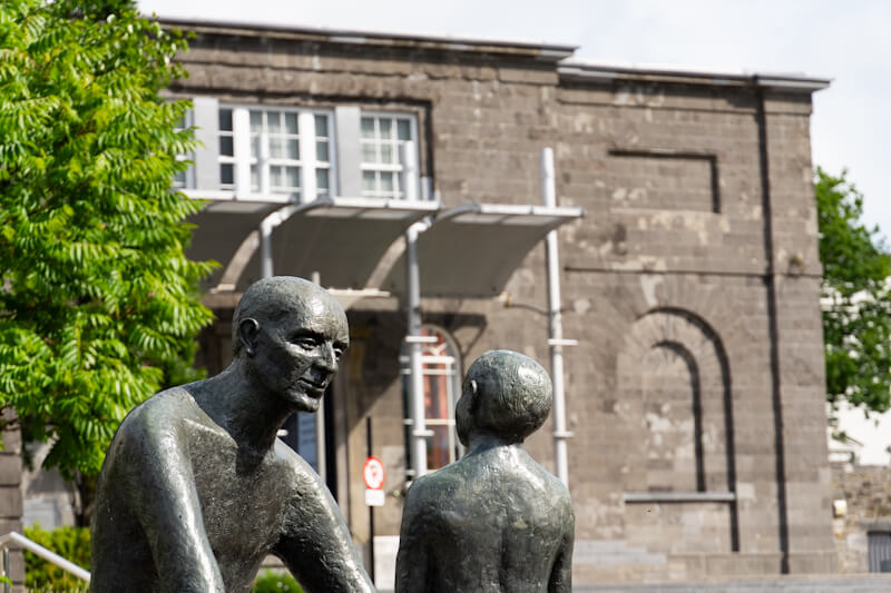 Statuen am Docks Arts Centre