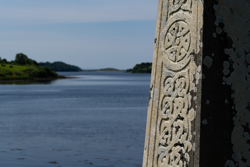 Blick vom Abbey Graveyard auf die Bucht von Donegal