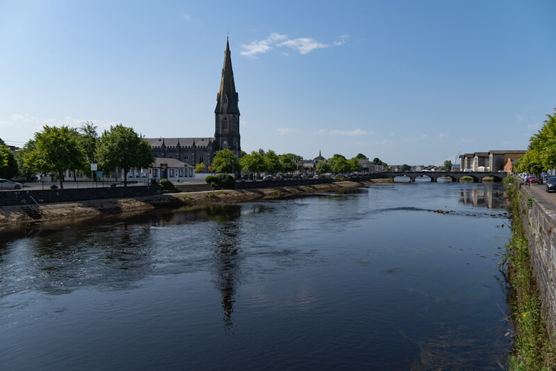 Blick vom River Moy zur Cathedral